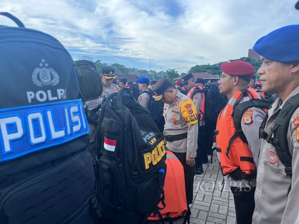 Kepala Polda Maluku Inspektur Jenderal Lotharia Latif memeriksa kelengkapan pasukan yang akan dikirimkan untuk membantu pengamanan TPS di wilayah Maluku, di Ambon, Maluku, Senin (5/2/2024).