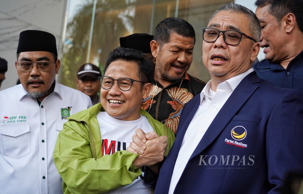 Pimpinan Partai Nasdem Ahmad Ali (kanan) dan Wakil Ketua Umum Partai Kebangkitan Bangsa (PKB) Jazilul Fawaid (kiri) menyambut kedatangan bakal calon wakil presiden Muhaimin Iskandar (tengah) saat tiba di Kantor DPP Nasdem, Jakarta, Rabu (6/9/2023). 