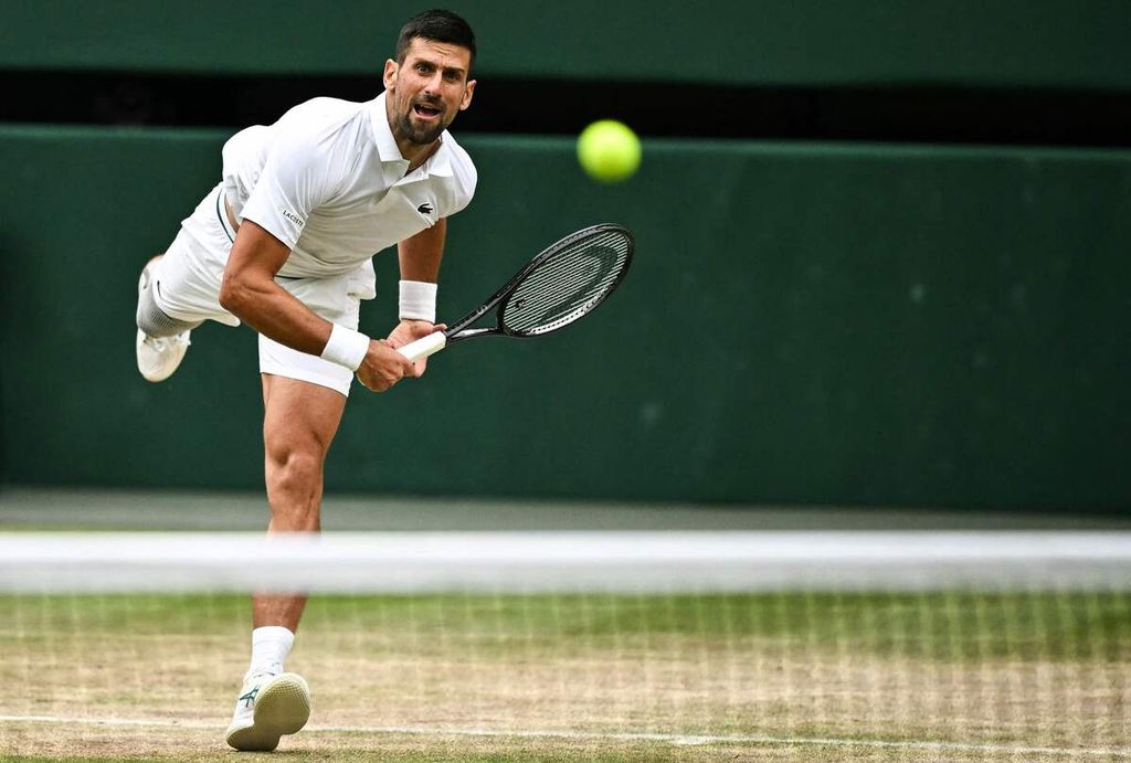 Petenis Serbia Novak Djokovic beraksi melawan petenis Italia Lorenzo Musetti dalam pertandingan semifinal Wimbledon di All England Club, London, Jumat (12/7/2024). Djokovic mengalahkan Musetti dengan skor 6-4, 7-6 (2), 6-4.