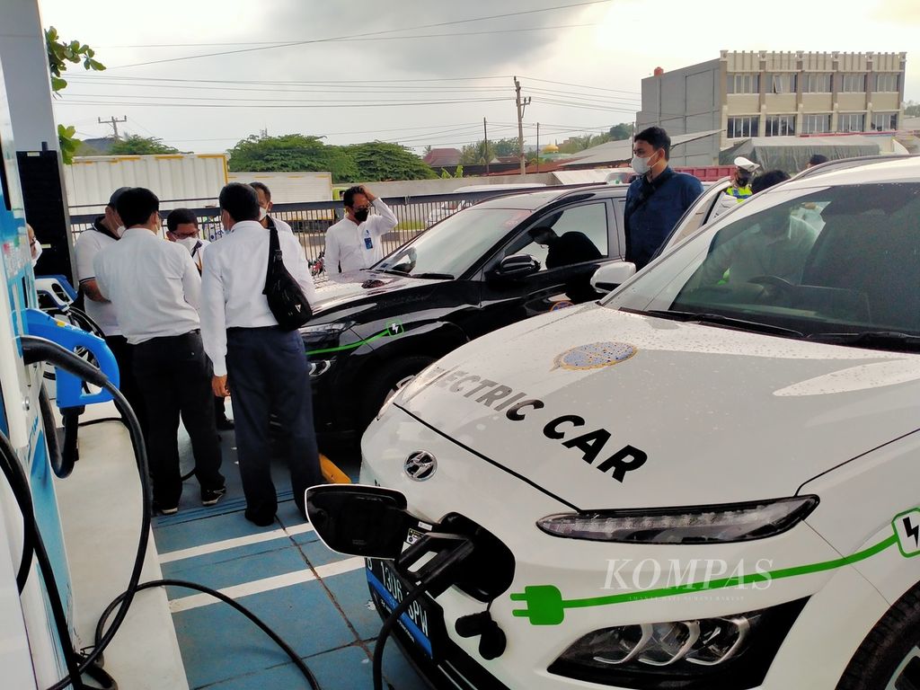 Rombongan <i>touring</i> mobil listrik Kementerian Perhubungan yang berangkat dari Jakarta menuju Jambi tiba di stasiun pengisian kendaraan listrik umum (SPKLU) di Bandar Lampung, Lampung, Senin (17/1/2022).