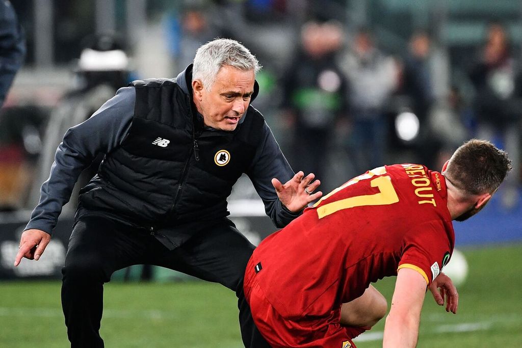 Pelatih AS Roma Jose Mourinho (kiri) memberikan instruksi ke pemainnya, Jordan Veretout, saat menghadapi Leicester City pada laga pertemuan kedua babak semifinal Liga Konferensi Eropa di Roma, Italia, Jumat (6/5/2022) dini hari WIB. Roma menang, 1-0 (agregat 2-1), dan lolos ke final. 