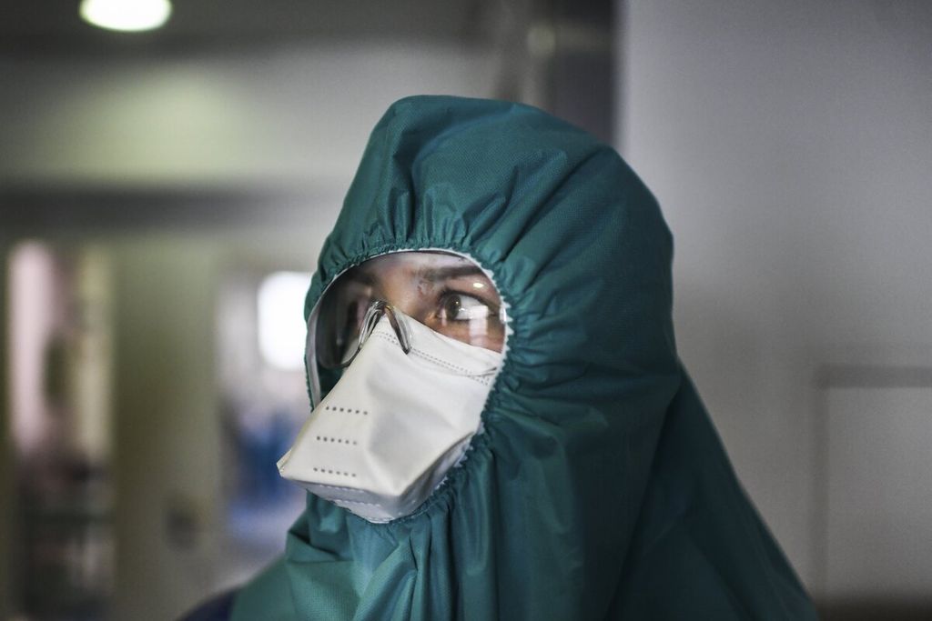 Petugas medis bersiap memasuki ruang ICU di Rumah Sakit Santa Maria, Lisabon, Portugal.