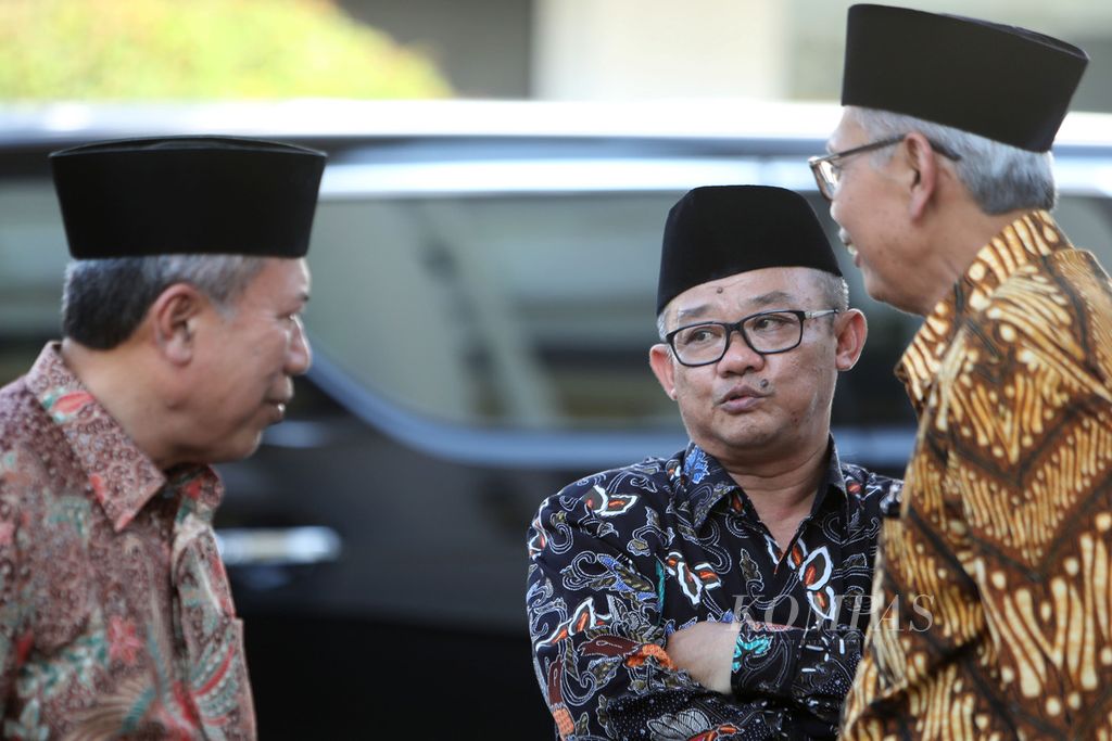 Sekretaris Umum Pimpinan Pusat Muhammadiyah Abdul Mu’ti (tengah) bersama pengurus PP Muhammadiyah lain seusai bertemu dengan Presiden Joko Widodo di Kompleks Kantor Kepresidenan, Jakarta, Senin (2/3/2020). 