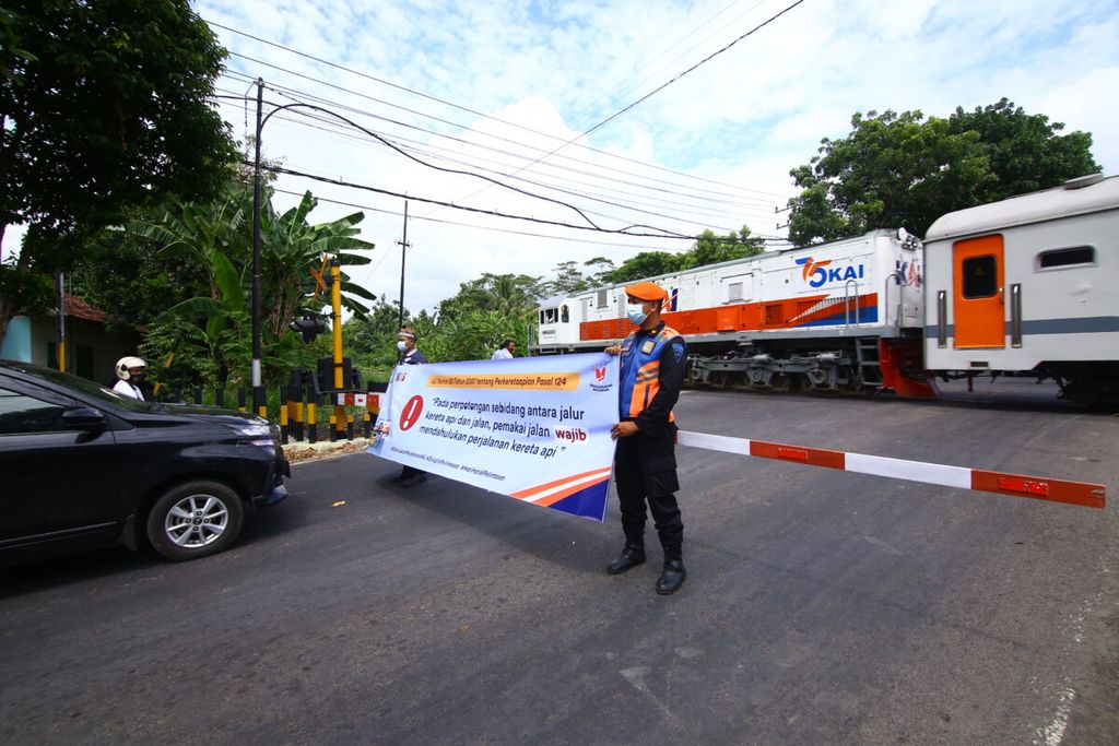 https://cdn-assetd.kompas.id/hNC_ThPu1eKRoa_GNTSzj2NQA-o=/1024x683/https%3A%2F%2Fkompas.id%2Fwp-content%2Fuploads%2F2020%2F11%2F20201127GER_Perlintasan-Sebidang5_1606449516.jpg