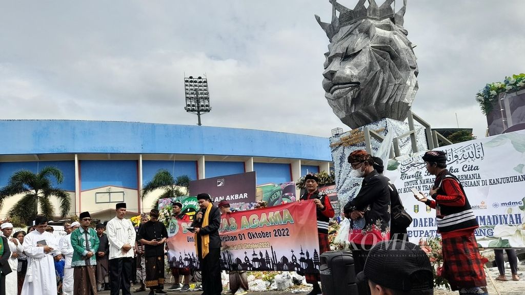 Doa lintas agama dalam rangka tujuh hari peristiwa tragedi Kanjuruhan dilakukan, Jumat (7/10/2022) sore, di depan patung singa di halaman stadion.
