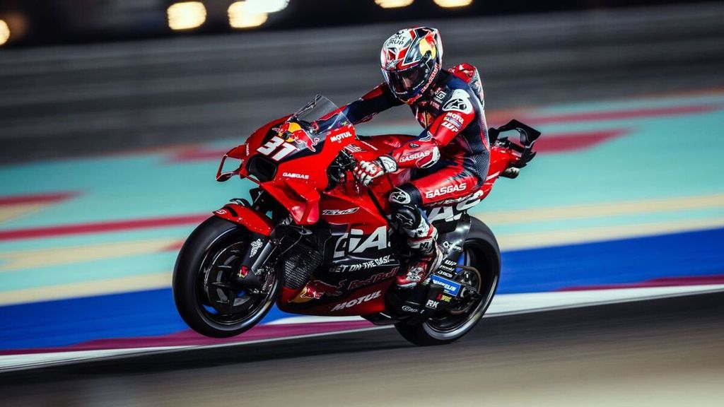Pebalap tim Red Bull Gasgas Factory Racing Tech3, Pedro Acosta, memacu motor KTM RC16 dalam tes pramusim MotoGP di Sirkuit Internasional Lusail, Qatar, 20 Februari 2024. 