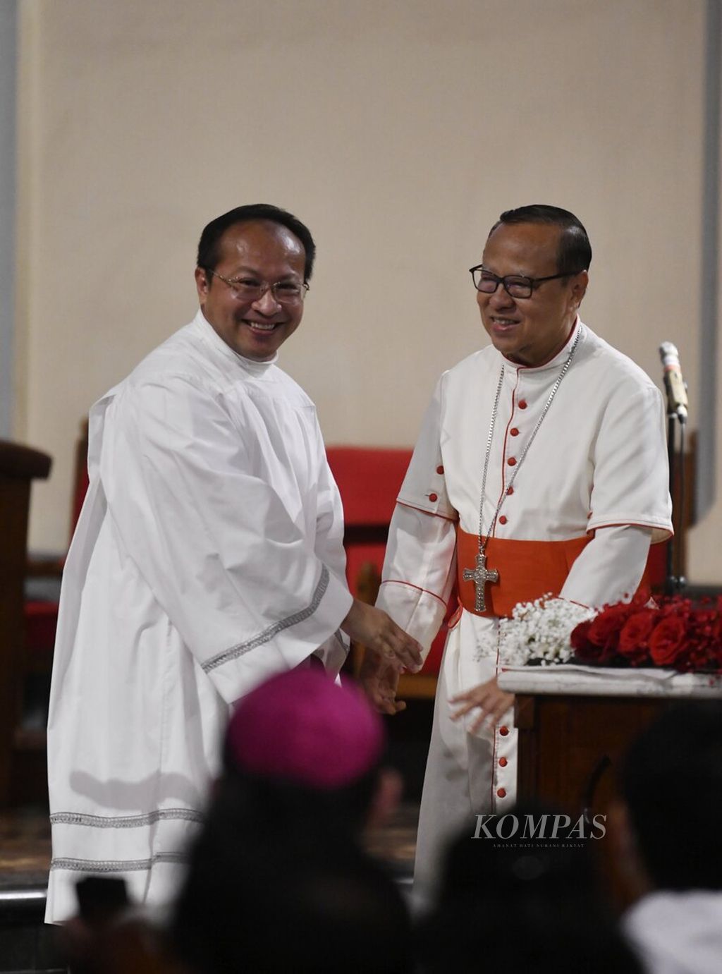 Pastor Kepala Gereja Katedral Jakarta Romo Albertus Hani Rudi Hartoko (kiri) dan Uskup Agung Jakarta Ignatius Kardinal Suharyo di Gereja Katedral Jakarta, Senin (22/8/2022).