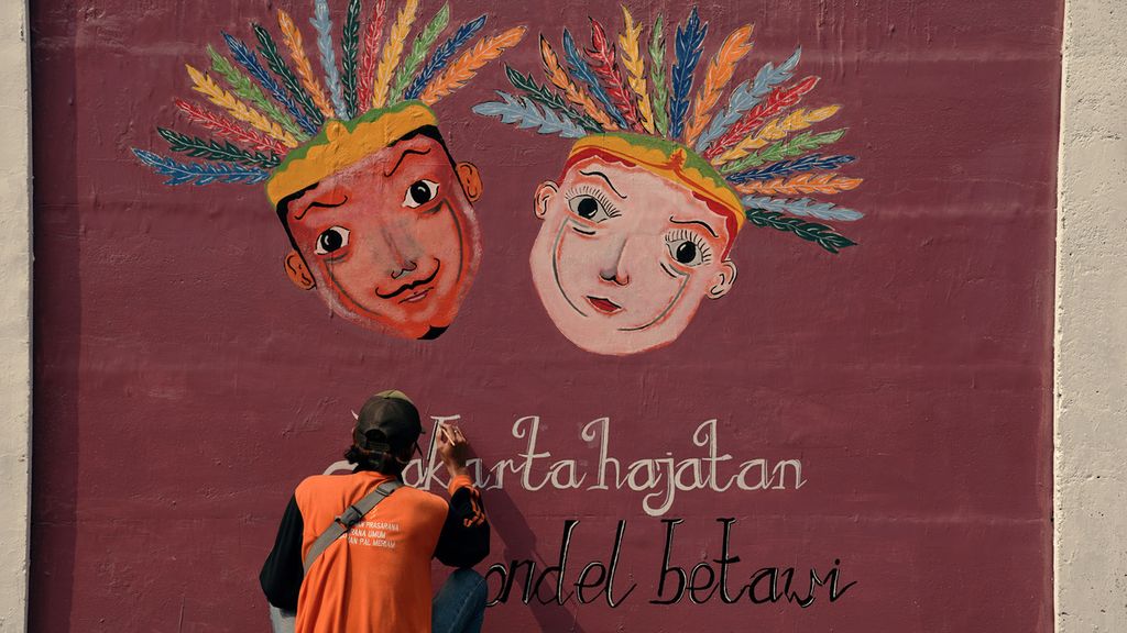 Petugas PPSU meramaikan HUT Ke-495 DKI Jakarta dengan mempercantik dinding kota di Palmeriam, Matraman, Jakarta TImur, Minggu (19/6/2022). 