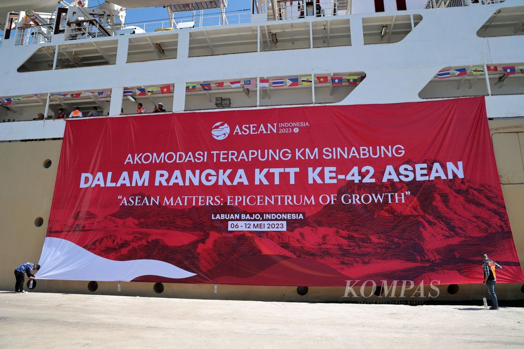 KM Sinabung bersandar di Pelabuhan Labuan Bajo di Manggarai Barat, Nusa Tenggara Timur, Sabtu (6/5/2023). KM Sinabung milik PT Pelni akan digunakan sebagai akomodasi gratis selama gelaran KTT Ke-42 ASEAN. Kapal bisa menampung sekitar 2.000 tamu.