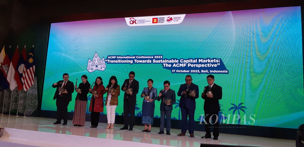 Peluncuran Panduan Transisi Keungan ASEAN oleh pimpinan lembaga otoritas keuangan sepuluh negara Asia Tenggara dalam ASEAN Capital Market Forum 2023 di Padma Resor Legian, Badung, Bali, Selasa (17/10/2023).