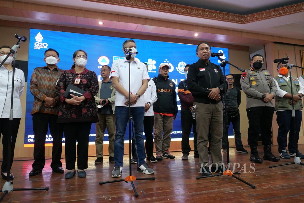 Menpora Zainudin Amali (kanan depan) memimpin konferensi pers usai Rapat Koordinasi terkait Evaluasi dan Perbaikan Prosedur Pengamanan Penyelenggaraan Sepak Bola Indonesia di Kantor Kemenpora, Jakarta, Kamis (6/10/2022). 