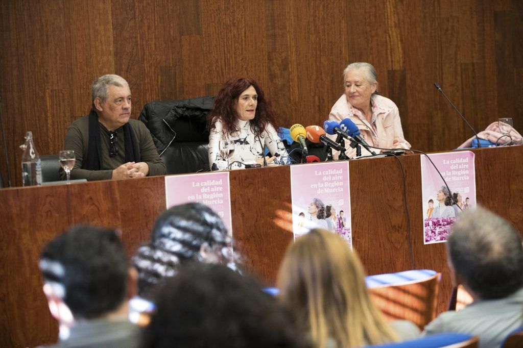 Teresa Vicente menyampaikan keterangannya saat konferensi pers di Murcia, Spanyol.