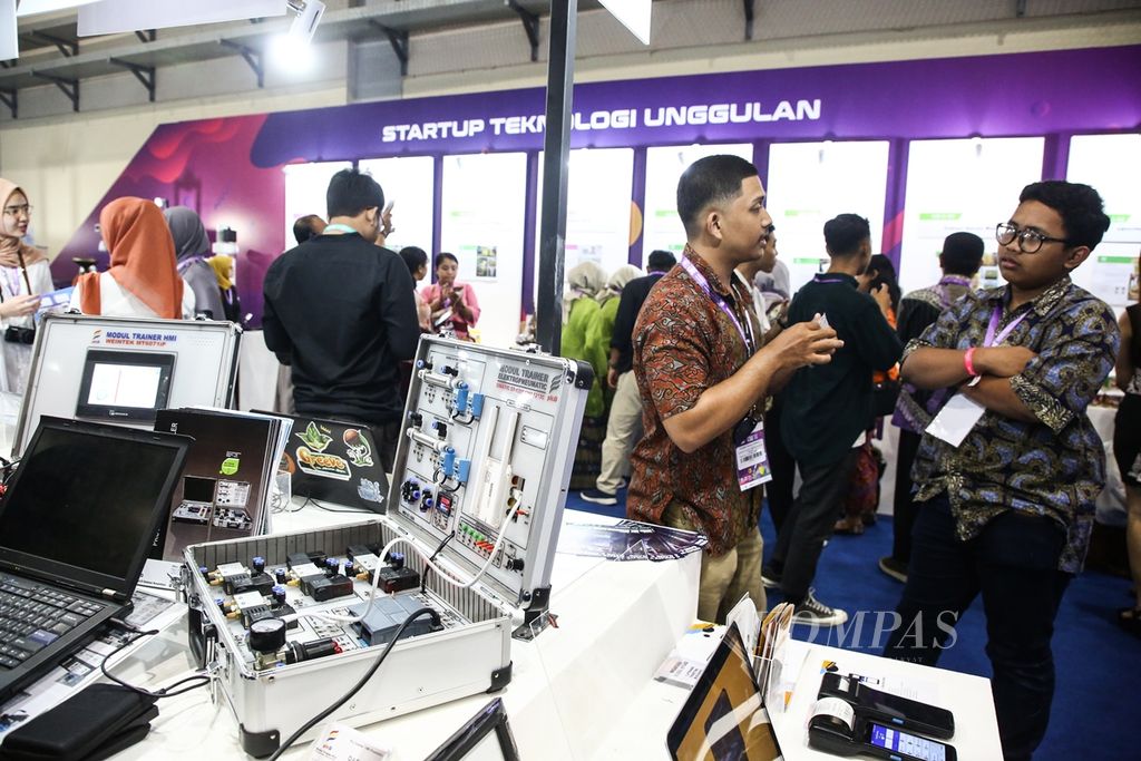 Suasana Start Up Teknologi dan Inovasi Industri Anak Negeri, Inovator Inovasi Indonesia Expo (I3E) 2019, di Jakarta Convention Center, Jakarta, Kamis (3/10/2019). Pameran yang bertujuan mempromosikan berbagai produk inovasi teknologi hasil karya anak Indonesia ini berlangsung hingga 6 Oktober 2019. 