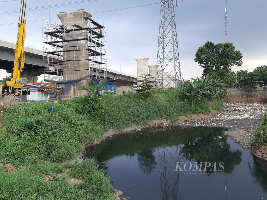 Kondisi Kali Jambe di dekat Jalan Tol Jakarta-Cikampek, Tambun Selatan, Kabupaten Bekasi, yang masih tertutup sampah, Selasa (17/11/2020).