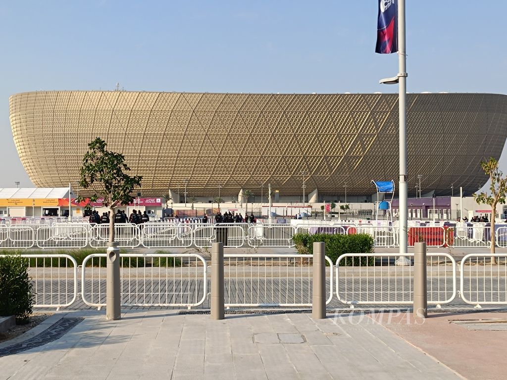 Suasana di luar Stadion Lusail, Doha, Qatar, yang ditutup untuk persiapan pembukaan Piala Asia 2023, Kamis (11/1/2024). Jelang pembukaan pada Jumat (12/1), pengamanan di sekitar stadion diperketat dengan adanya ratusan petugas pengamanan menyebar di berbagai penjuru. Setelah pembukaan akan dilanjutkan pertandingan perdana tuan rumah Qatar melawan Lebanon. 
