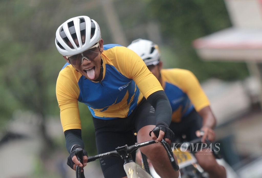 Ekspresi pabalap saat melintasi tanjakan di Puncak Ayuning, Cidaun, Cianjur, Jawa Barat, pada etape pertama Cycling de Jabar 2023, Sabtu (8/7/2023). 