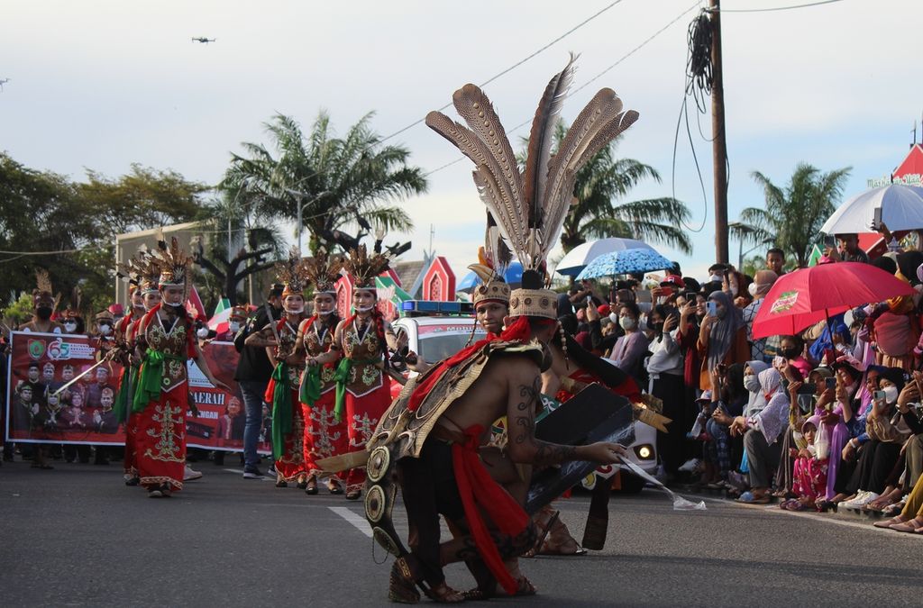 Peserta pertama dalam karnaval Festival Budaya Isen Mulang 2022 di Kota Palangkaraya, Kalimantan Tengah, Selasa (17/5/2022). Setidaknya 90 kontingen dari 14 kabupaten dan kota se Kalimantan Tengah hadir dalam kegiatan tersebut.