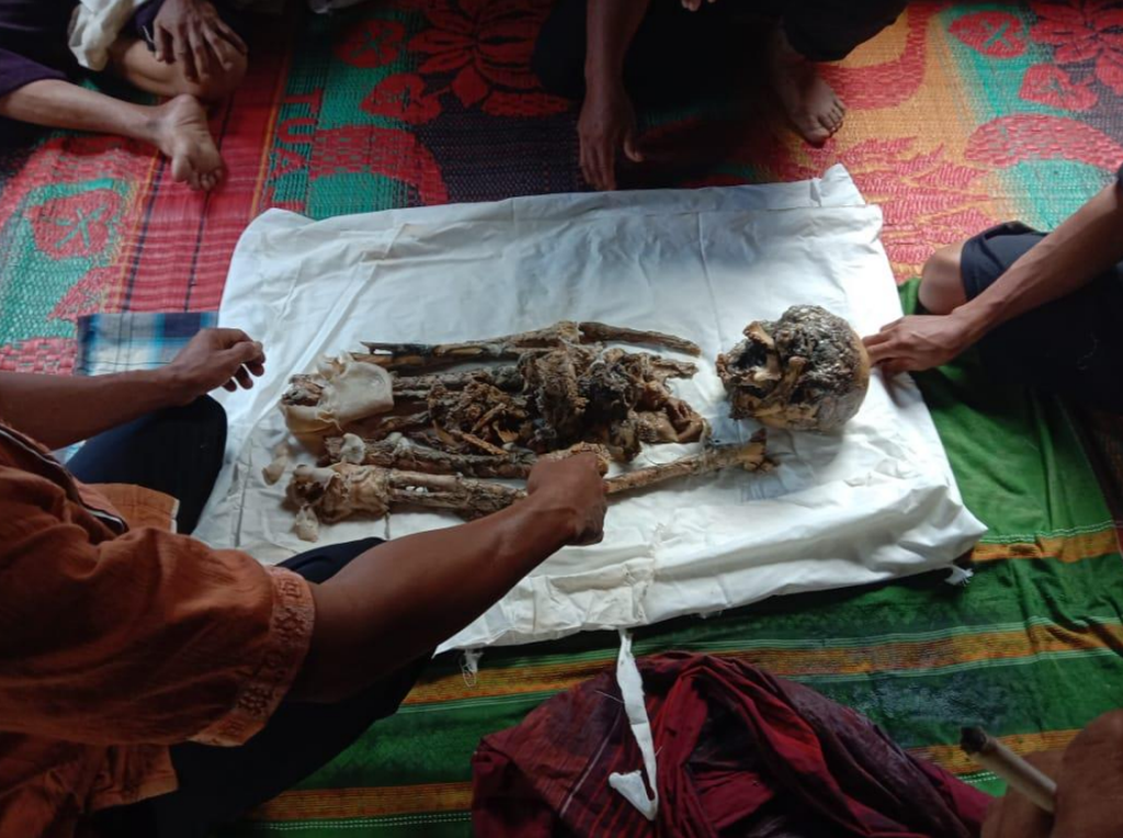 Seorang warga Desa Lobu Tayas, Kecamatan Aek Bilah, Kabupaten Tapanuli Selatan, Sumatera Utara, Saipul Ritonga (58), ditemukan tewas dan tinggal tulang belulang di kebun karetnya di dekat hutan.