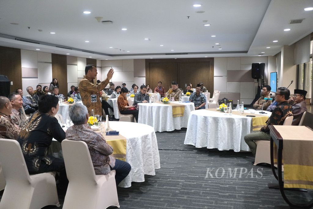 Salah satu peserta menyampaikan pandangan dan pertanyaan kepada Ketua Dewan Pakar Tim Kampanye Nasional Prabowo Subianto-Gibran Rakabuming Raka, Burhanuddin Abdullah, yang menjadi narasumber dalam Kompas Collaboration Forum di Jakarta, Jumat (22/3/2024). 