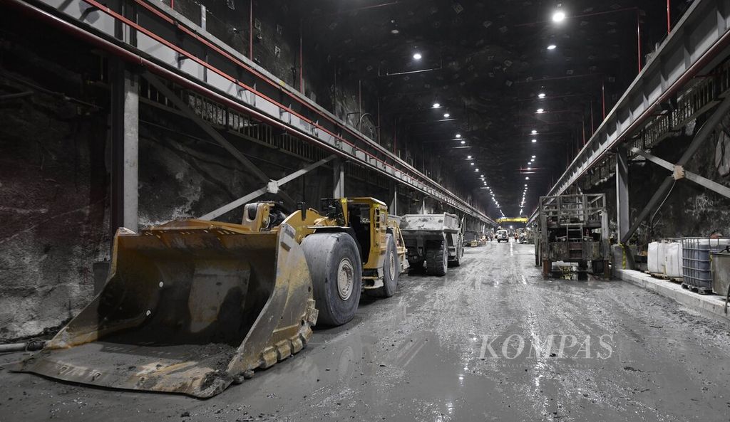 A loader or ore transporter is at one of the vehicle maintenance depots in an underground mine to PT Freeport Indonesia's Grasberg Blok Cave (GBC) in Tembagapura, Timika, Papua, Wednesday (1/6/2022).