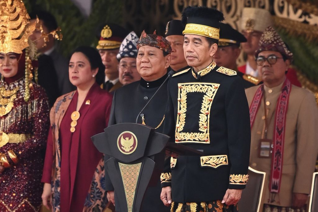 Presiden Joko Widodo (kedua dari kanan) didampingi Menhan Prabowo Subianto (ketiga kiri) dan Ketua DPR Puan Maharani (kedua dari kiri) mengikuti upacara Peringatan Detik-detik Proklamasi Kemerdekaan Republik Indonesia (RI) di lapangan upacara Istana Negara Ibu Kota Nusantara (IKN), Penajam Paser Utara, Kalimantan Timur, Sabtu (17/8/2024). 