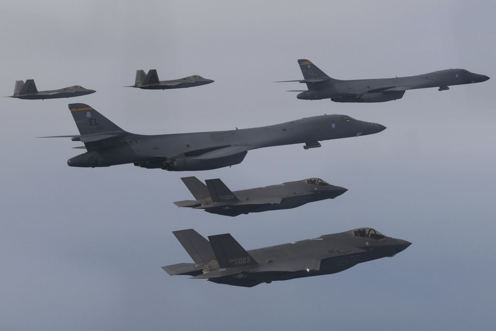 Dalam foto dari Kementerian Pertahanan Korea Selatan ini tampak pesawat pengebom B-1B Angkatan Udara AS (tengah), pesawat jet tempur F-22, dan jet tempur F-35 milik Angkatan Udara Korea Selatan (bawah) terbang di Semenanjung Korea Selatan dalam latihan udara bersama di Korea Selatan, 1 Januari 2023. 