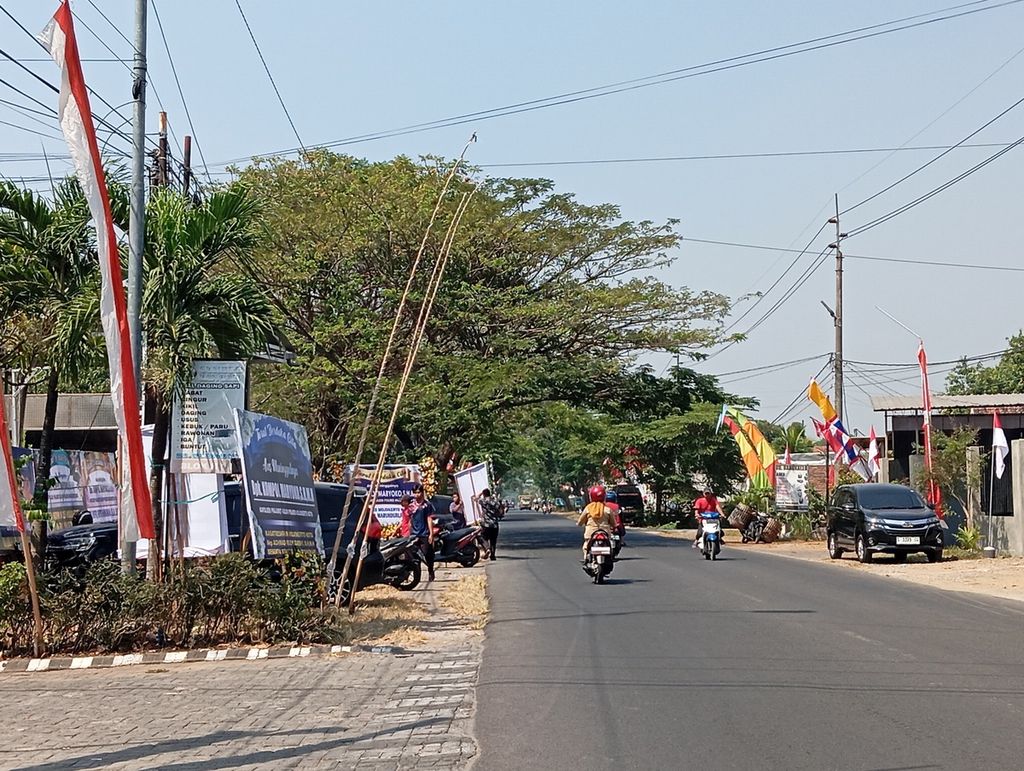 Suasana lingkungan kediaman mendiang Komisaris Maryoko, Kepala Kepolisian Sektor Prajurit Kulon, Senin (12/8/2024), di Jalan Raya Mlaten, Desa Mlaten, Kecamatan Puri, Kabupaten Mojokerto, Jawa Timur. Perwira polisi tersebut ditemukan dalam kondisi meninggal di rumahnya, diduga karena bunuh diri.