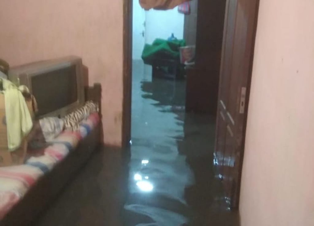 Kondisi banjir di rumah warga Kelurahan Pulai Anak Air, Kecamatan Mandiangin Koto Selayan, Kota Bukittinggi, Sumatera Barat, Selasa (1/2/2022) sore.