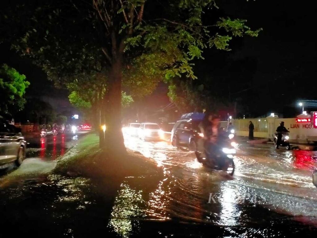 Banjir di salah satu daerah di Bandar Lampung, Sabtu (24/2/2024) malam.