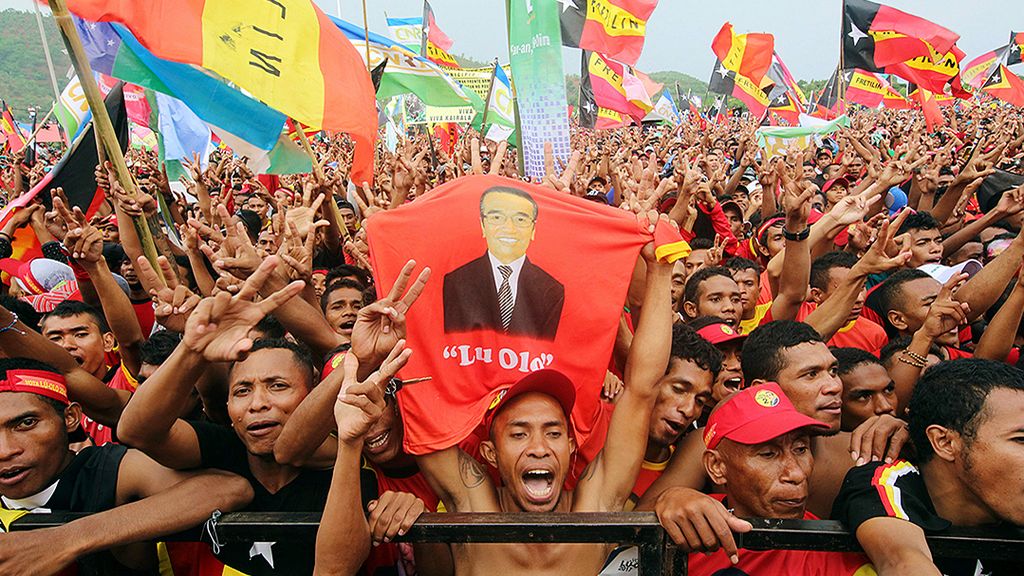 Pendukung kandidat presiden Francisco Guterres dari Partai Fretilin meneriakkan yel-yel dukungan saat kampanye di Tasi Tolu, Dili, Timor-Leste, Jumat (17/3). Pemilu presiden Timor-Leste akan digelar pada Senin mendatang dan merupakan pemilu keempat sejak merdeka tahun  2002.