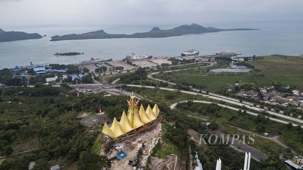 Aerial photo of the Trans Sumatra toll road section with the background of the Bakauheni ferry port, Lampung, Saturday (24/12/2022). Ferry activity at the Merak-Bakauheni port has increased during the peak of the 2023 Christmas and New Year holidays.