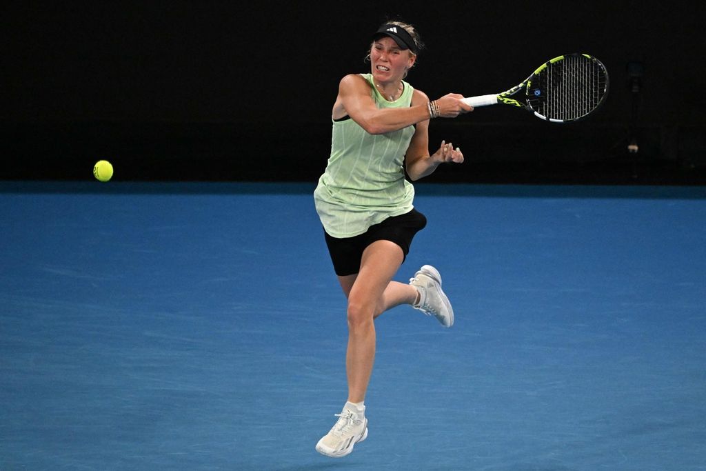 Petenis Denmark, Caroline Wozniacki, mengembalikan bola ke petenis Rusia, Maria Timofeeva, pada hari keempat Australia Terbuka di Melbourne, Rabu (17/1/2024).