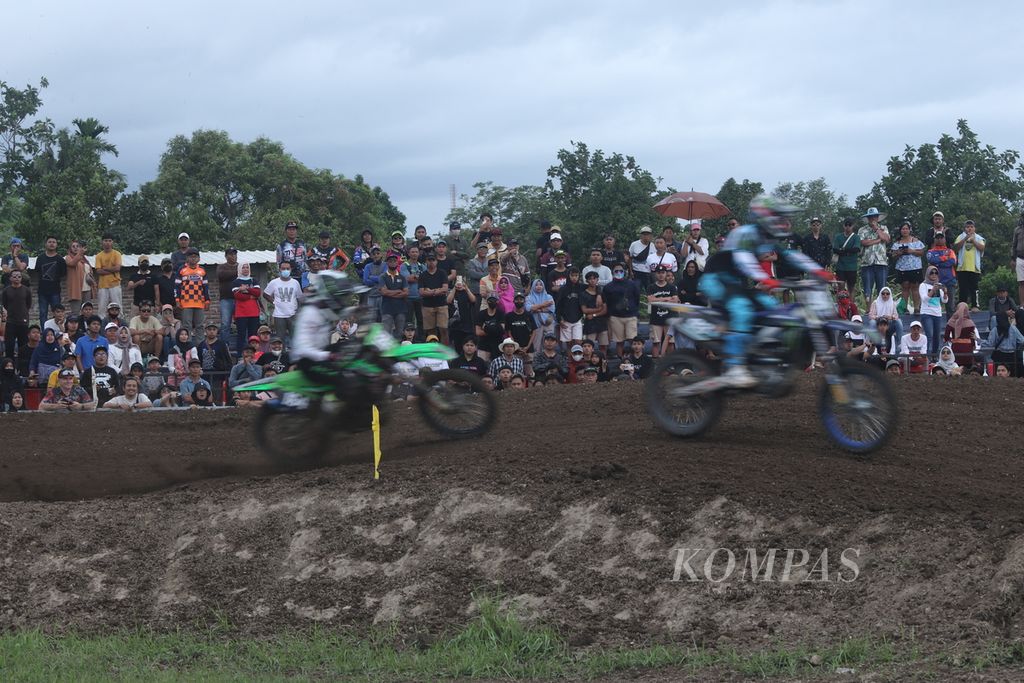 Para penonton memadati tribune Sirkuit Selaparang, Mataram, Nusa Tenggara Barat, menyaksikan balapan Kejuaraan Dunia Motokros (MXGP) seri Lombok di Sabtu (1/7/2023).