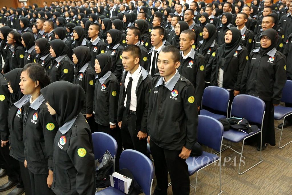 Ratusan sarjana pendidikan mengikuti acara pelepasan program Sarjana Mendidik di Daerah Terdepan, Terluar, dan Terpencil (SM-3T) di Jakarta, Selasa (18/8). Sebanyak 3.140 sarjana pendidikan dari 16 lembaga pendidikan tenaga kependidikan dan 28 program studi akan menjadi guru di 54 kabupaten di Aceh, Sumatera Utara, Nusa Tenggara Timur, Sulawesi Utara, dan Papua.