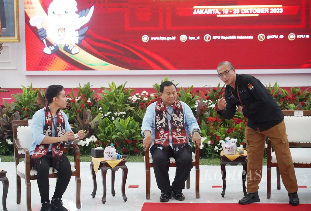 Pasangan bakal calon presiden-wakil presiden Prabowo Subianto-Gibran Rakabuming Raka bersama Ketua Komisi Pemilihan Umum Hasyim Asy’ari (kanan) di Ruang Sidang Utama Komisi Pemilihan Umum, Jakarta, untuk melakukan pendaftaran Pemilihan Presiden 2024, Rabu (25/10/2023). 