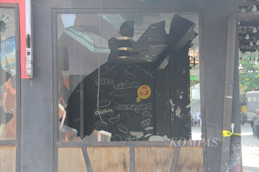 Kaca sebuah ruko tampak pecah karena dirusak oleh sekelompok orang di wilayah Babarsari, Kabupaten Sleman, Daerah Istimewa Yogyakarta, Senin (4/7/2022). 