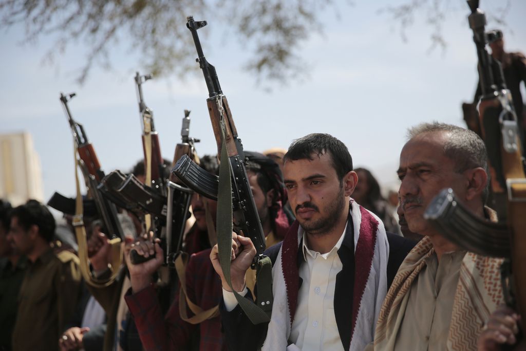 Foto yang diambil pada 24 November 2021 memperlihatkan ratusan anggota Kelompok Houthi di Yaman tengah memegang senjata. Kelompok Houthi diduga menembakkan tiga rudal darat ke arah Israel yang berhasil ditembak jatuh Kapal Perang USS Carney yang bersiaga di Laut Merah. 