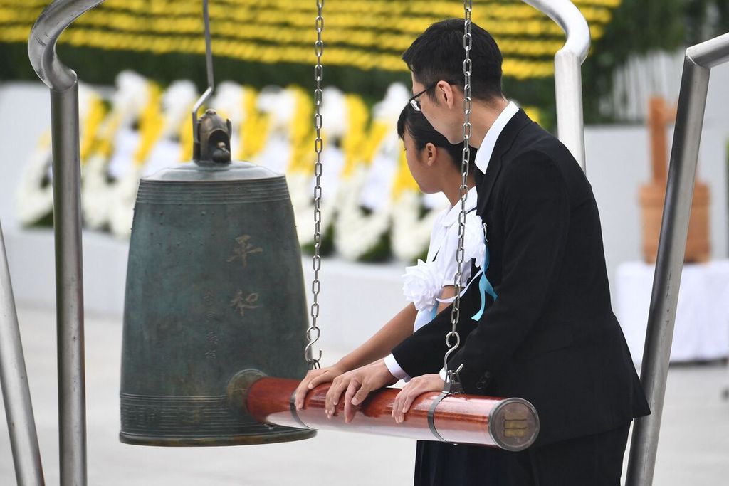 Sebuah bel ditabuh pada momen mengheningkan cipta dan melantunkan doa-doa dalam peringatan 77 tahun serangan bom atom di Taman Peringatan Perdamaian Hiroshima di Hiroshima, Jepang, Sabtu (6/8/2022). 