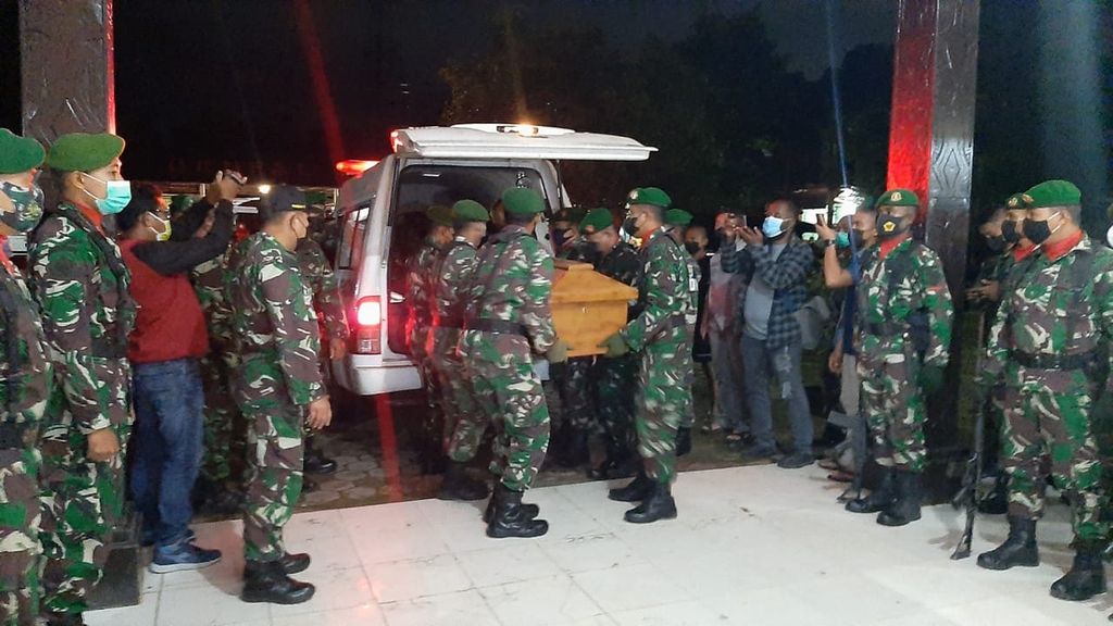 Anggota Korem 181/Praja Vira Tama membawa jenazah anggota Pos Koramil Kisor yang dievakuasi dari Kabupaten Maybrat ke Kota Sorong, Papua Barat, Kamis (2/9/2021).