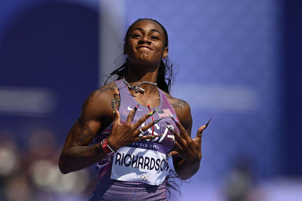 Kuku warna-warna pelari Amerika Serikat Sha'carri Richardson terlihat saat penyisihan nomor 100 meter putri Olimpiade Paris 2024 di Stade de France, Paris, Jumat (2/8/2024).