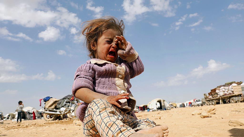 Seorang anak perempuan  menangis di sebuah kamp pengungsi bagi warga yang terpaksa meninggalkan kampung halamannya akibat pertempuran antara milisi Pasukan Demokratik Suriah (SDF) dan milisi Negara Islam di Irak dan Suriah (NIIS) di Ain Issa, Suriah, Sabtu (14/10). 