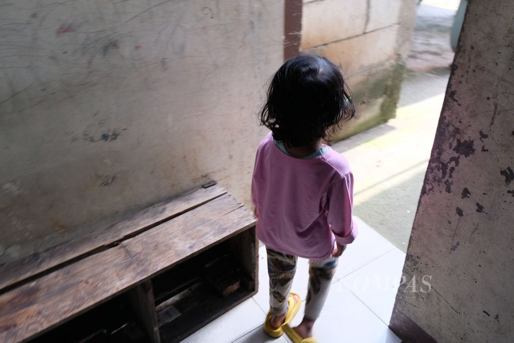 Seorang anak berusia 3 tahun 11 bulan dengan <i>stunting</i> atau tengkes berjalan di kawasan rumahnya di Kelurahan Cakung Barat, Kecamatan Cakung, Jakarta Timur, Sabtu (8/4/2023). Tengkes adalah kondisi gagal tumbuh kembang pada anak karena kurang gizi sehingga menghambat perkembangan otak, fisik, dan metabolisme tubuh anak. Dalam jangka panjang, tengkes menurunkan kemampuan kognitif dan kekebalan tubuh. Anak berisiko terhadap berbagai penyakit, seperti diabetes dan penyakit kardiovaskular, hingga disabilitas saat dewasa. 