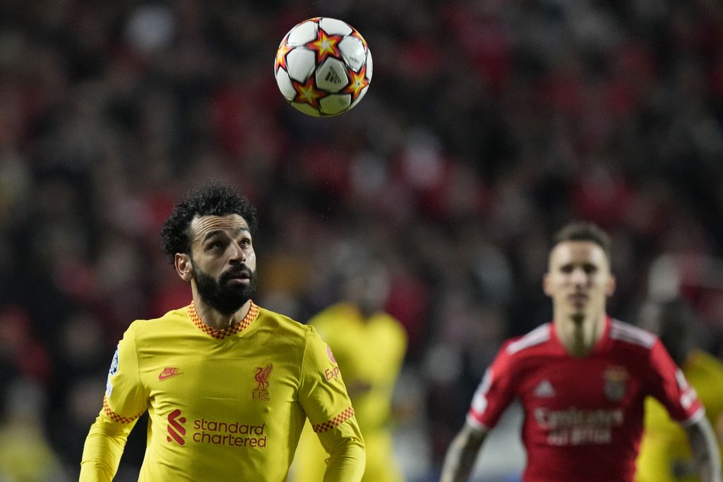 Pemain Liverpool, Mohamed Salah, menggiring bola dalam pertandingan pertama babak perempat final Liga Champions Eropa antara Benfica dan Liverpool di Stadion Da Luz, Lisabon, Portugal, Rabu (6/4/2022) dini hari WIB. Liverpool mengalahkan Benfica, 3-1. 