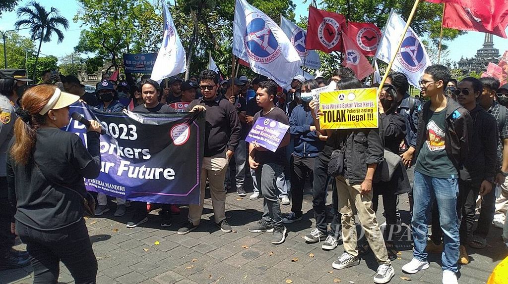 Peringatan Hari Buruh Internasional 2023 diwarnai aksi unjuk rasa di depan Kantor Gubernur Bali, Kota Denpasar, Senin (1/5/2023). Pengunjuk rasa mengajukan tuntutan, di antaranya, pencabutan UU Nomor 6 Tahun 2023 tentang Penetapan Peraturan Pemerintah Pengganti Undang-Undang (Perppu) Nomor 2 Tahun 2022 tentang Cipta Kerja. 