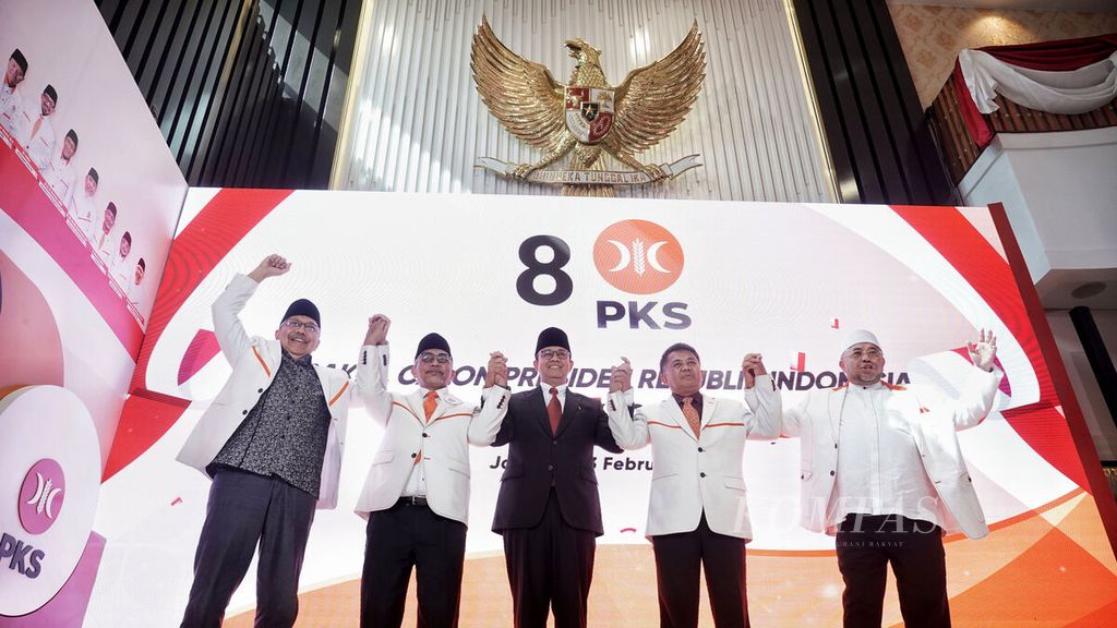 Elite PKS berfoto dengan Anies Baswedan (jas hitam tengah), di Kantor DPP Partai Keadilan Sejahtera (PKS), Jakarta, Kamis (23/2/2023).  