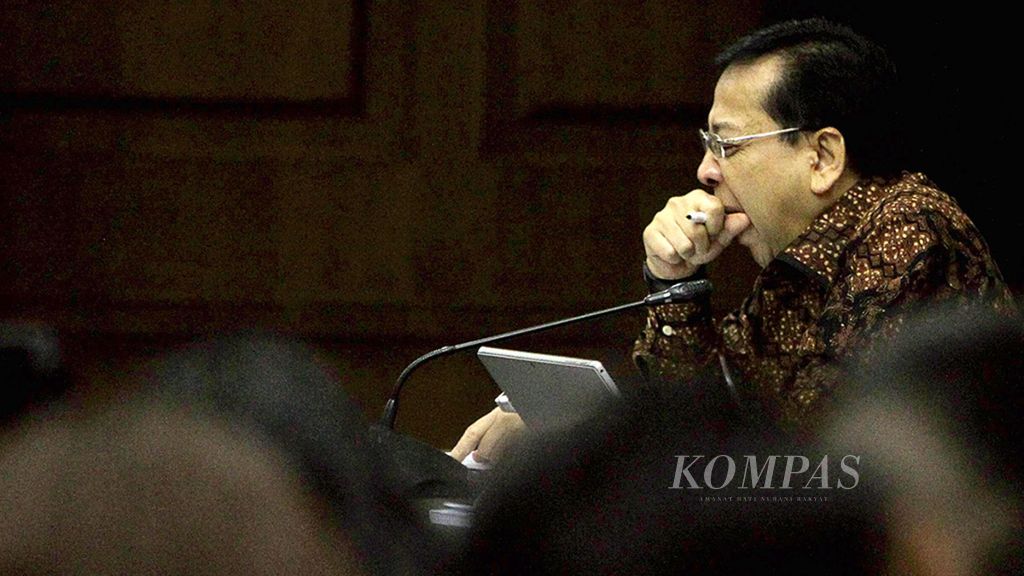 Setya Novanto dengan pengawalan ketat mengikuti sidang di Pengadilan Tindak Pidana Korupsi, Jakarta Pusat, Kamis (11/1/2018).
