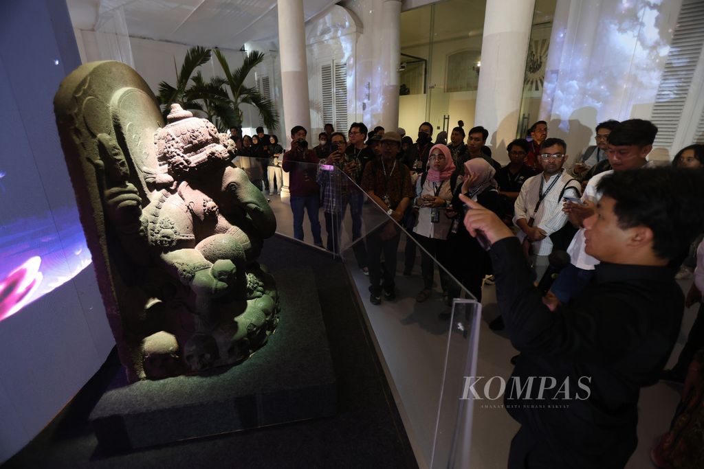Para wartawan melihat arca Ganesa yang dipamerkan di Galeri Nasional Indonesia, Jakarta, Senin (27/11/2023). Galeri Nasional Indonesia berkolaborasi dengan Museum Nasional Indonesia menggelar pameran koleksi artefak dan benda bersejarah repatriasi.  