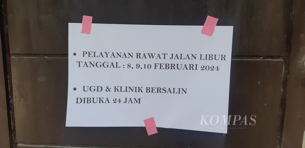 Pemberitahuan di Puskesmas Baun, Kelurahan Teunbaun, Kecamatan Amarasi Barat, Kabupaten Kupang, Nusa Tenggara Timur pada Jumat (9/2/2024). Puskesmas itu ditutup dengan alasan libur nasional. 