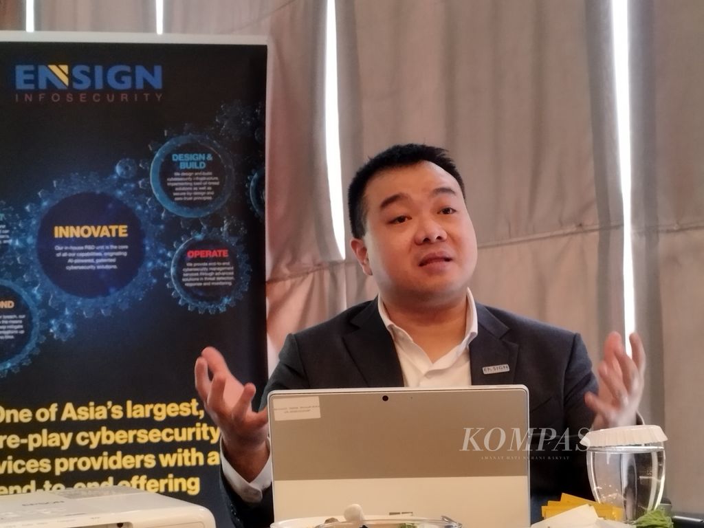 Vice President of Advisory, Consulting, Ensign Infosecurity Teo Xiang Zheng sedang mempresentasikan mengenai serangan siber yang terjadi di Indonesia, dalam rilis Laporan Lanskap Ancaman Siber 2023 Edisi Ke-4 Ensign InfoSecurity, di Jakarta, Rabu (2/8/2023).