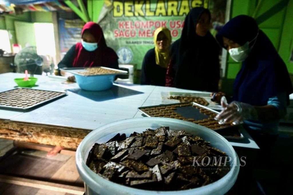 Sejumlah anggota UMKM Sagumi mengolah sagu dan mete untuk dibuat menjadi oleh-oleh khas daerah, di Kendari, Sulawesi Tenggara, Selasa (25/7/2023).